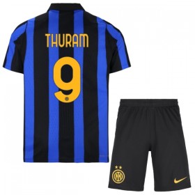 Inter Milan Thuram 9 Lasten Kotipelipaita 2026-27 Lyhythihainen (+ shortsit)