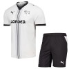Derby County Lasten Kotipelipaita 2026-27 Lyhythihainen (+ shortsit) Derby County Lasten Kotipelipaita 2026-27 Lyhythihainen (+ shortsit)