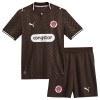 St Pauli Lasten Kotipelipaita 2026-27 Lyhythihainen (+ shortsit) St Pauli Lasten Kotipelipaita 2026-27 Lyhythihainen (+ shortsit)