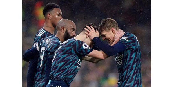 Saka teki kaksi maalia auttamaan Arsenalia voittamaan