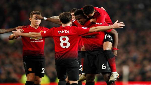 Manchester United pelaajat suorittavat lunastuksen