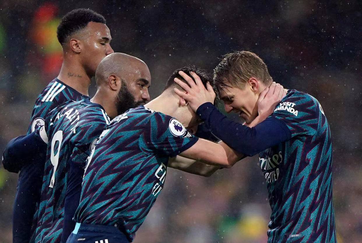 Saka teki kaksi maalia auttamaan Arsenalia voittamaan